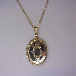 Retro Gold Tone Oval Locket Necklace